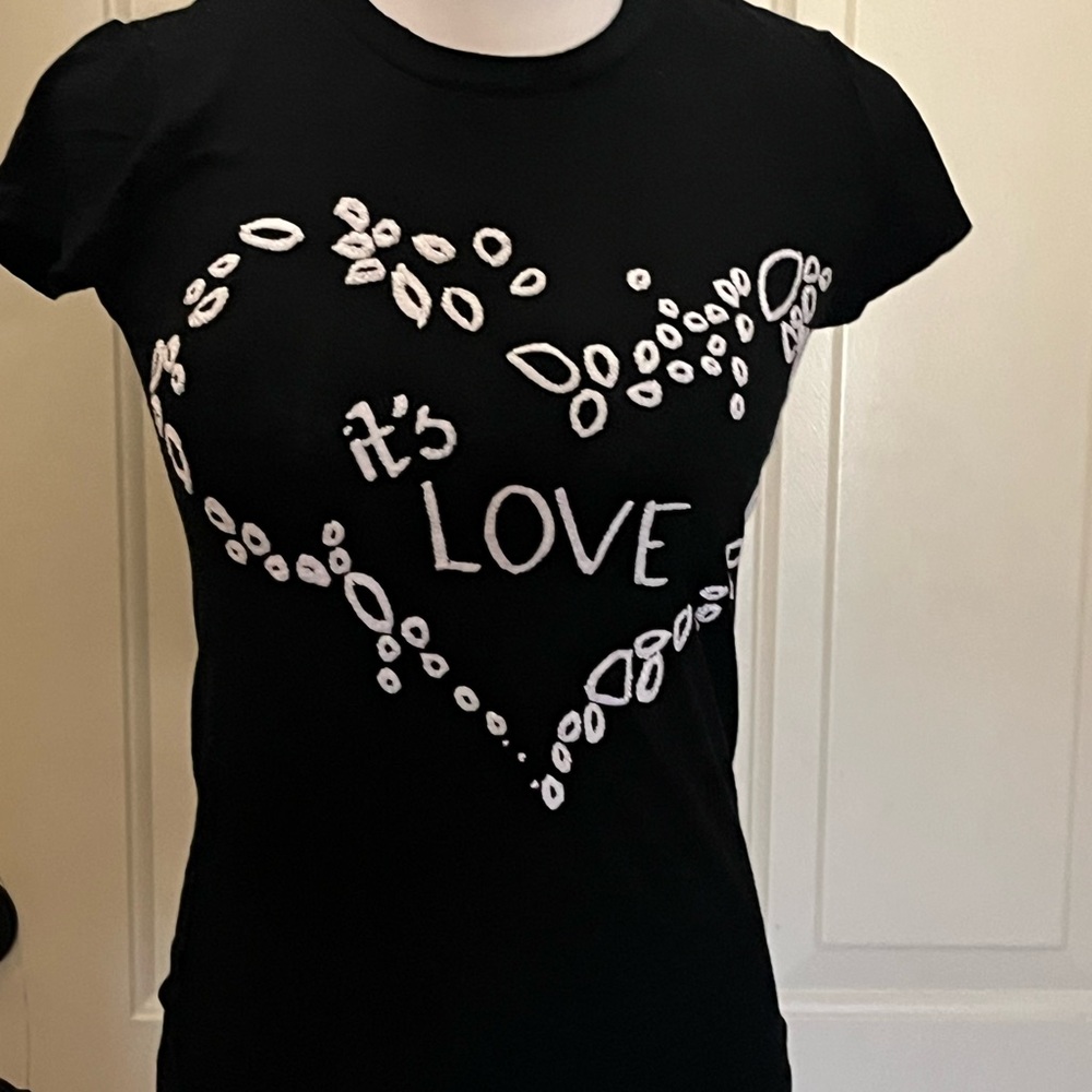 Elliot Mann Size Small Women’s Black Embroidered Tee with Heart Design